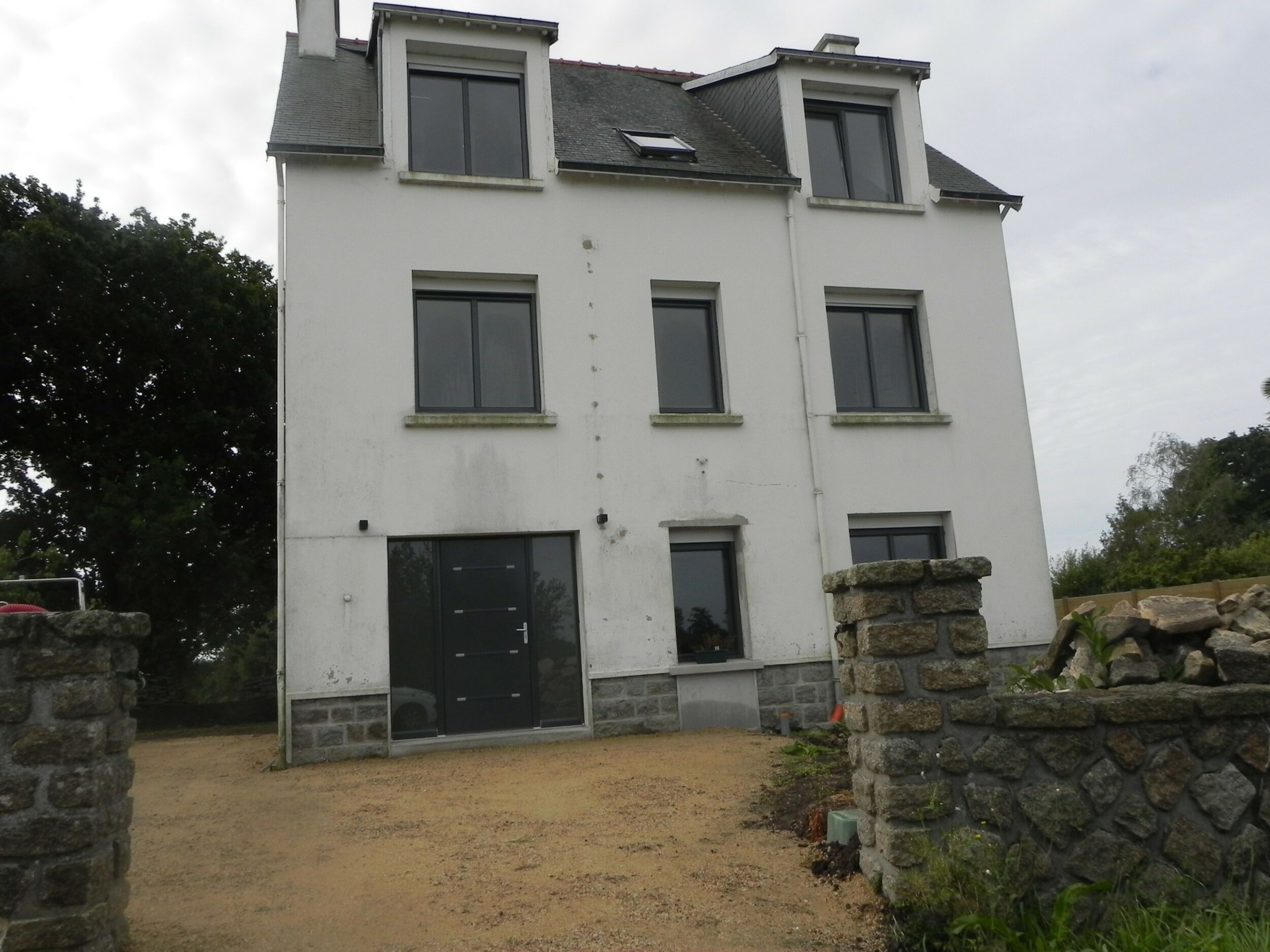 Menuiseries extérieures et porte d''entrée en alu gris Menuiseries extérieures et porte d''entrée en alu gris