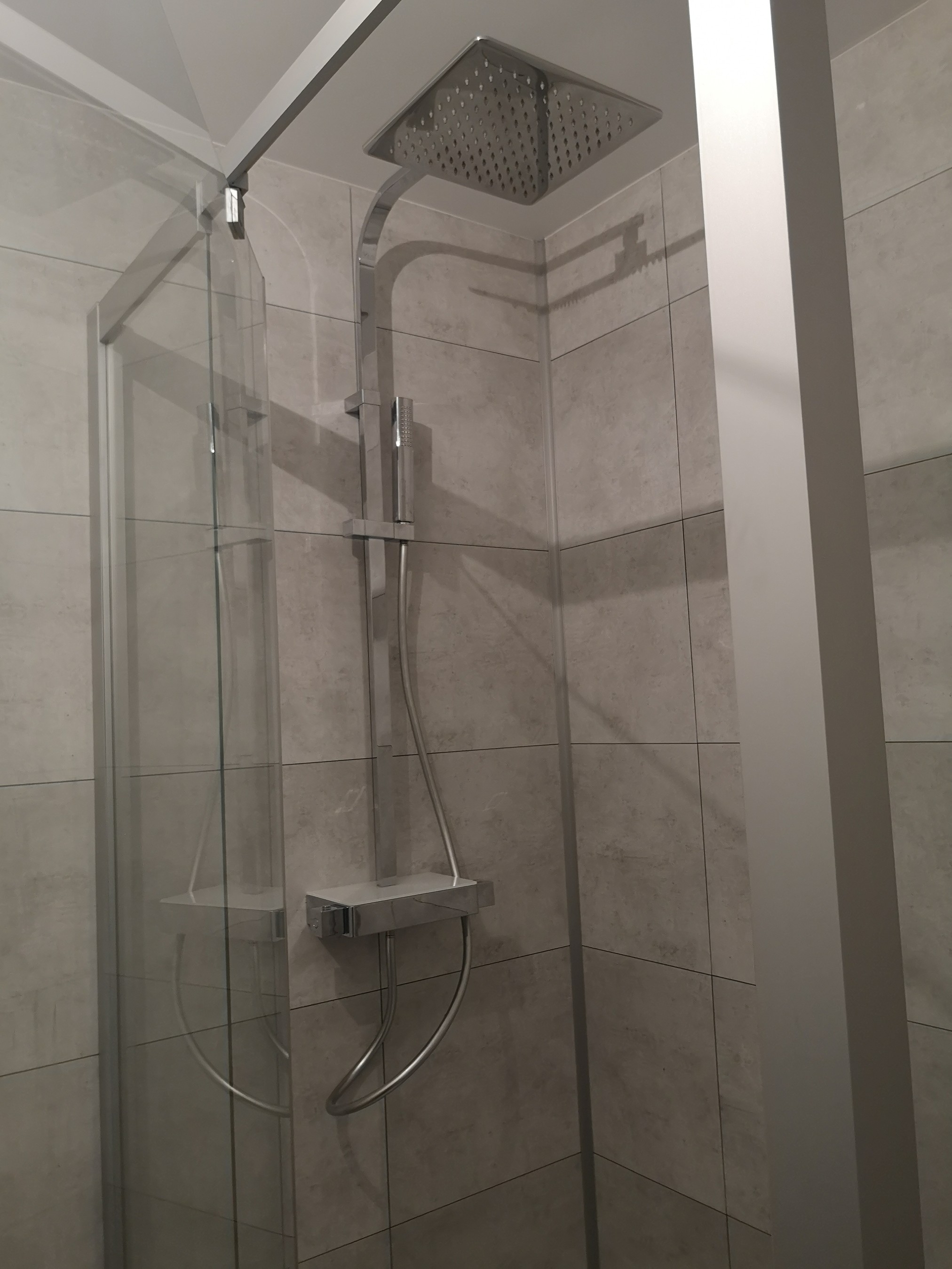 Installation d'un douche avec porte à la française