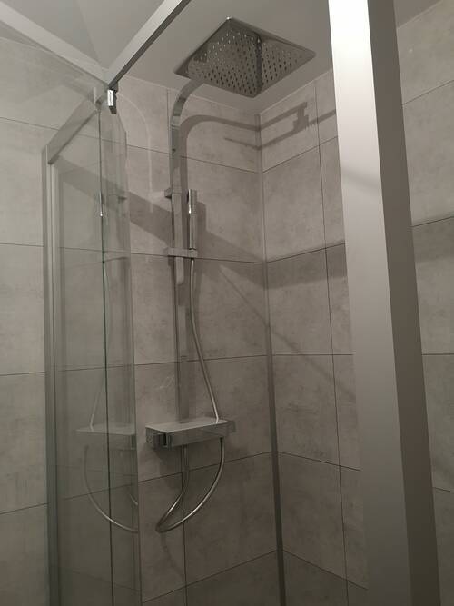 Installation d''un douche avec porte à la française