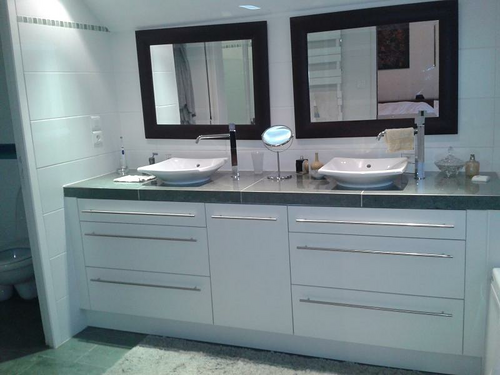 Salle de bain double vasques laqué blanc - plan de travail marbre gris